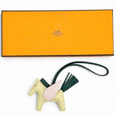 HERMES Rodeo Charm Pegasus PM Agneau Milo Swift Leather Craie Mauve Pere Vert Cypres Bag U Stamp Made in France Women's Comes with Box Highly Recommended ◎ — Like New