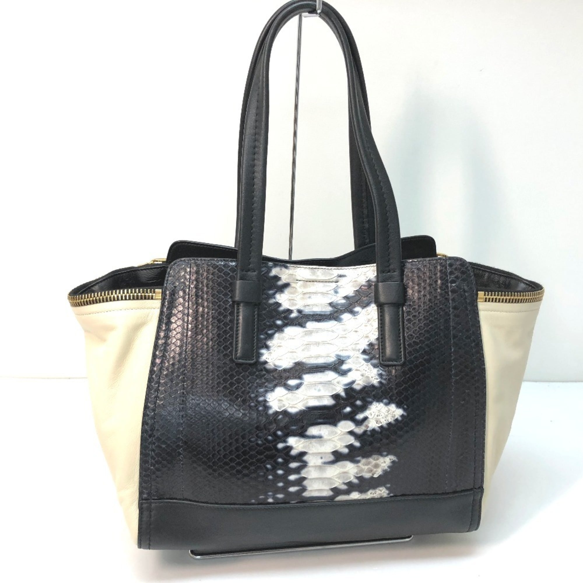 Salvatore Ferragamo Gancini Shoulder Bag Handbag Leather Women's Black — New - Store Return