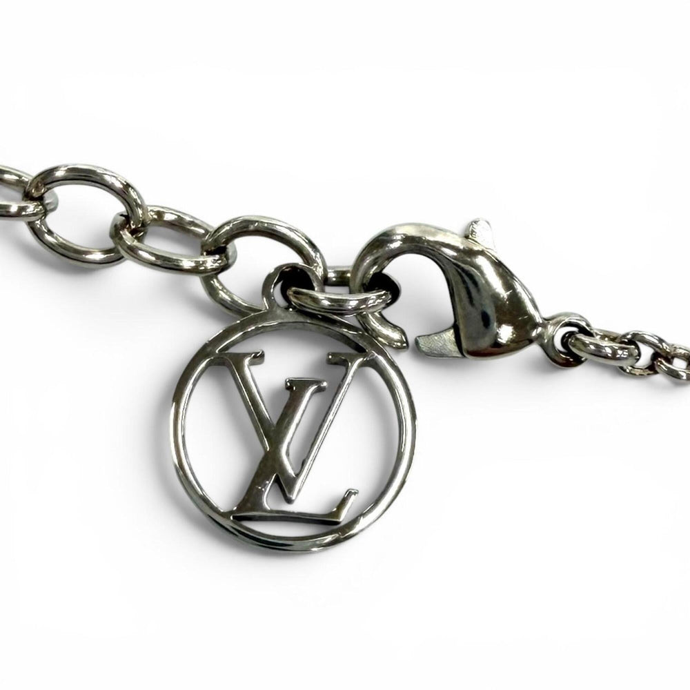LOUIS VUITTON M63197 Necklace Essential V Circle Logo Motif Chain Silver Made in Italy Women's Comes with Box and Dust Bag — Like New