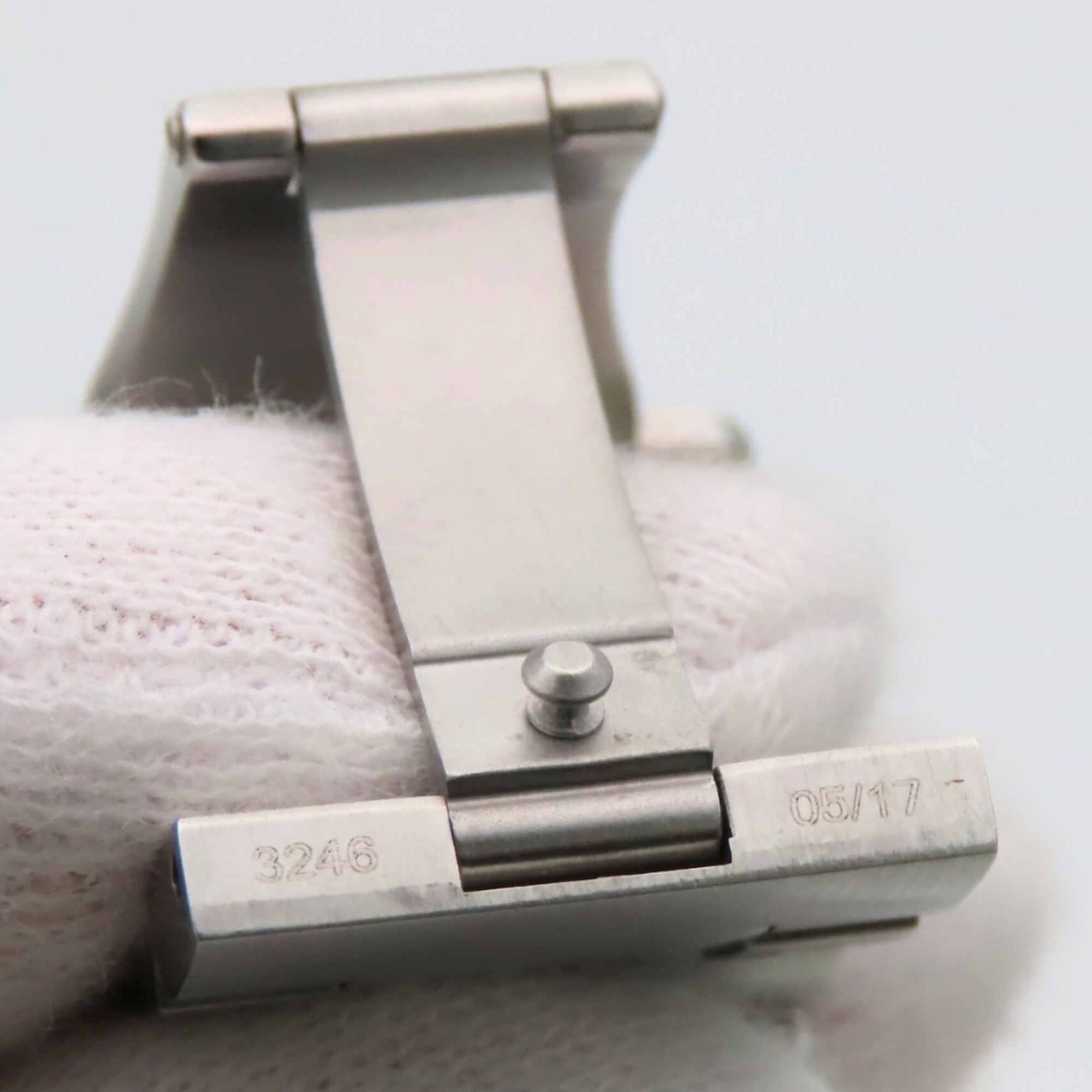 Gucci G-Timeless 126.4 SS Diamante Men's Watch GUCCI — Good