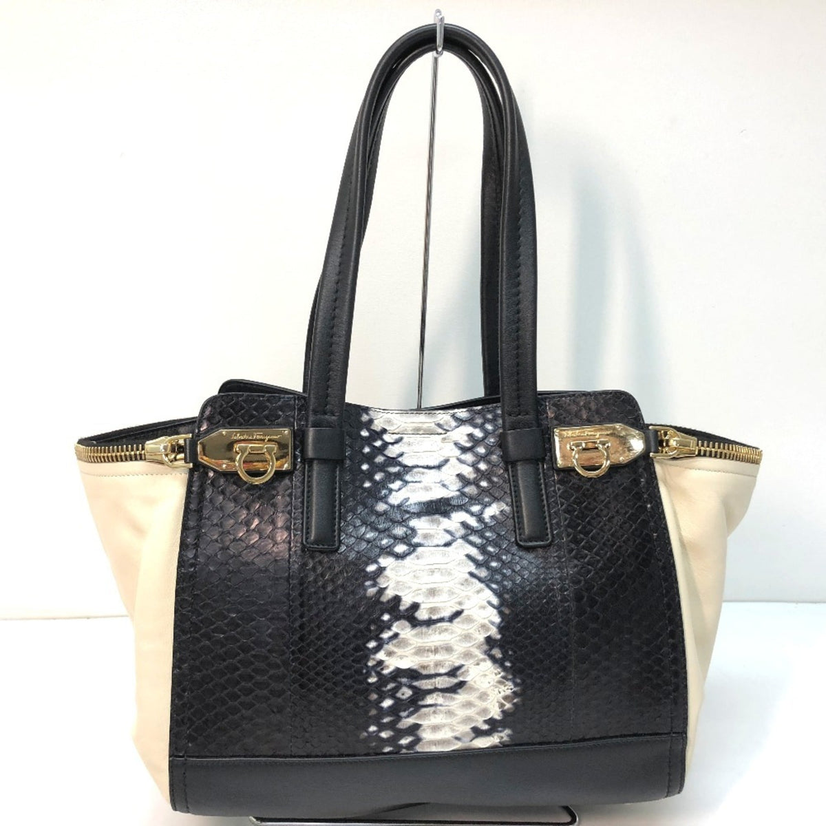 Salvatore Ferragamo Gancini Shoulder Bag Handbag Leather Women's Black — New - Store Return