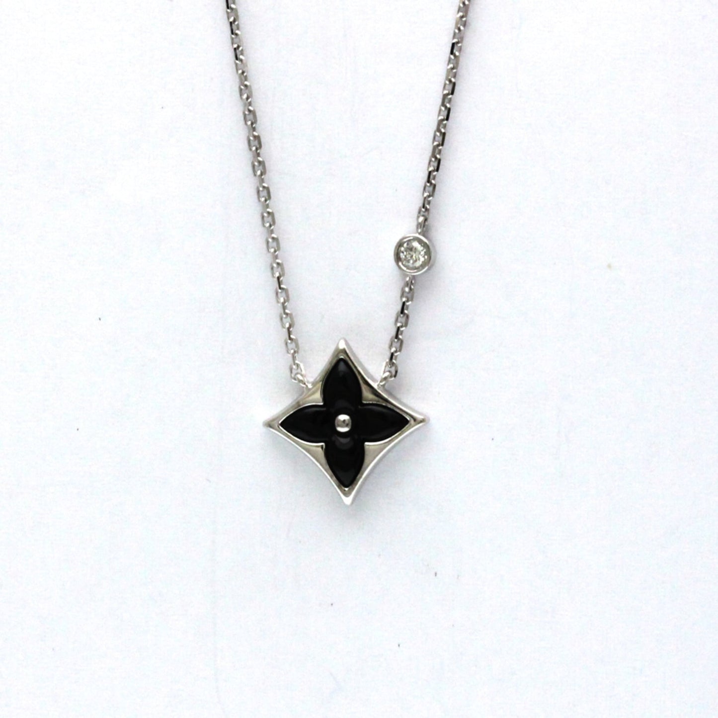 Louis Vuitton Star Blossom BB Necklace, Onyx And Diamond White Gold (18K) Diamond,Onyx Men,Women Fashion Pendant Necklace (Silver)