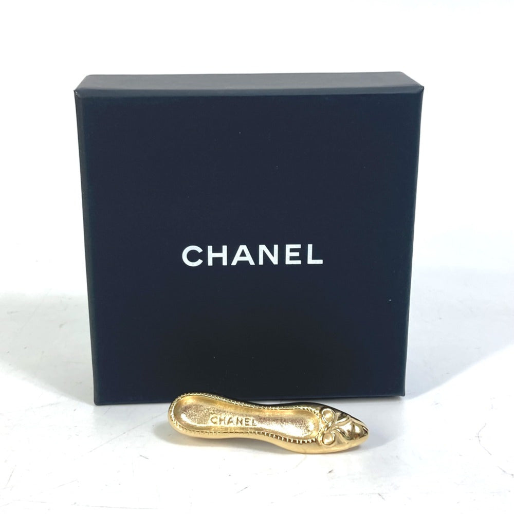 Chanel pumps motif B23A accessories Brooch Gold — Like New