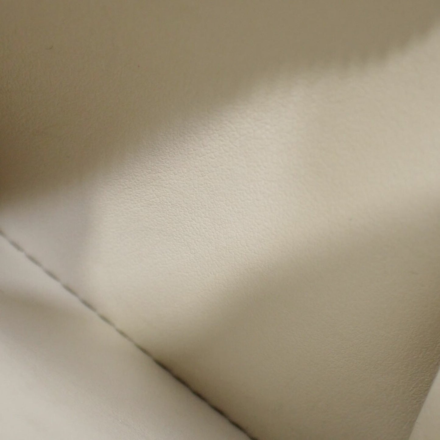 Valextra Women's Bifold Wallet in White Calfskin Leather SGNL0040028LOCPS99WWNN