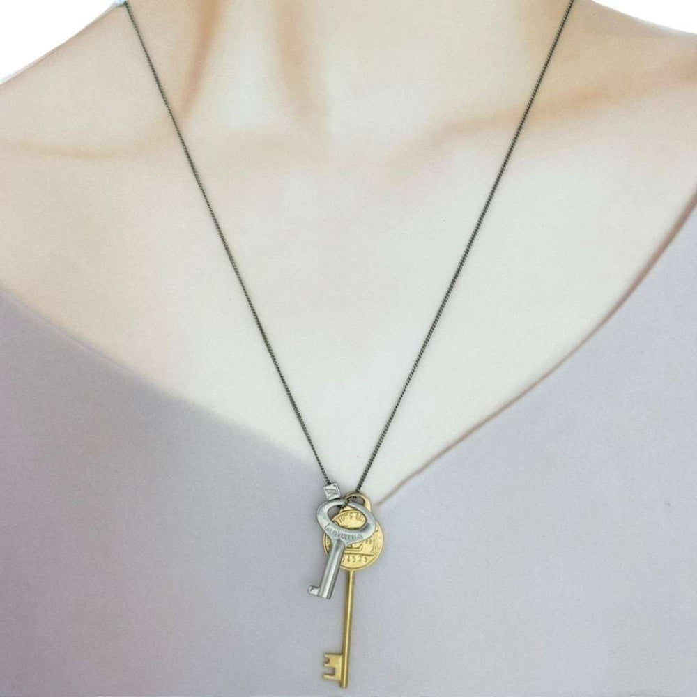 Louis Vuitton Collier LV Key Pendant Necklace for Men and Women — Like New