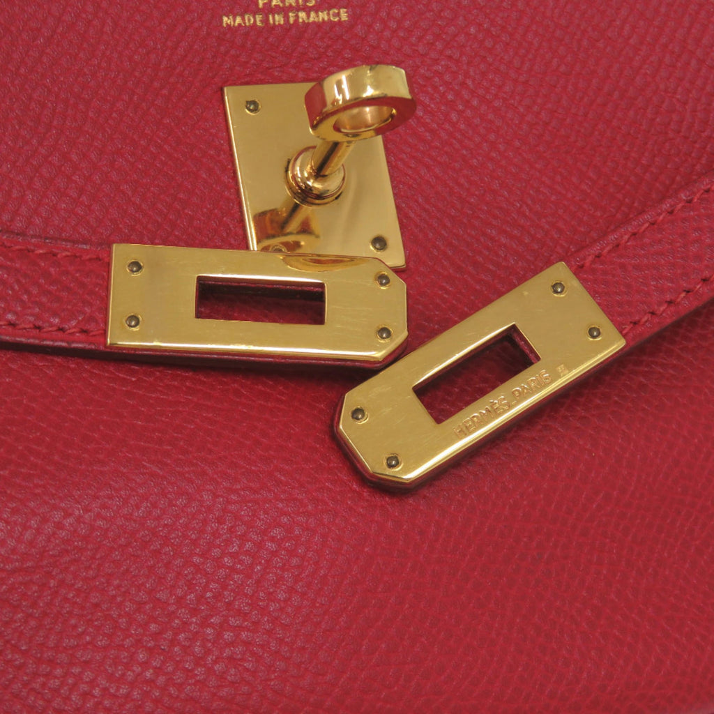 Excellent condition Hermès Banana Kelly Couchbel Rouge vif clutch bag in red with gold hardware and a 〇U stamp. Item number 1465.