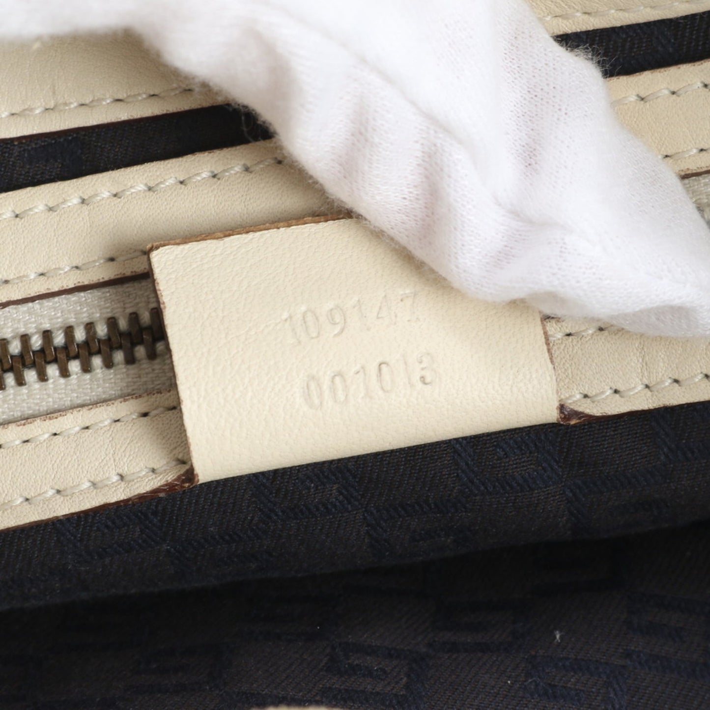 Gucci White 109147 Leather Shoulder Bag for Women