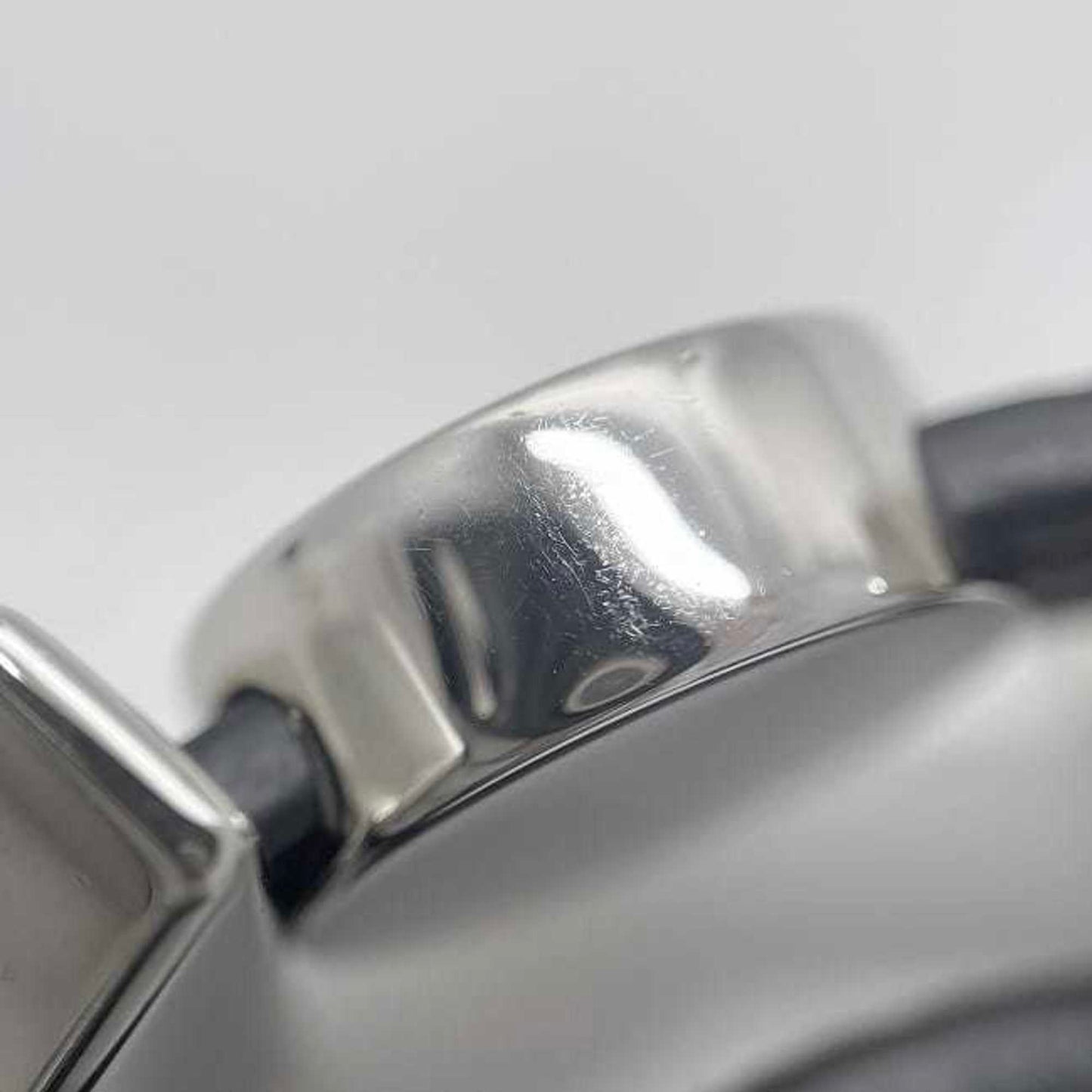 Prada Bracelet ec-23679 Black Nero Medium Saffiano Leather Metal Triangle Plate with Round Hardware for Men and Women