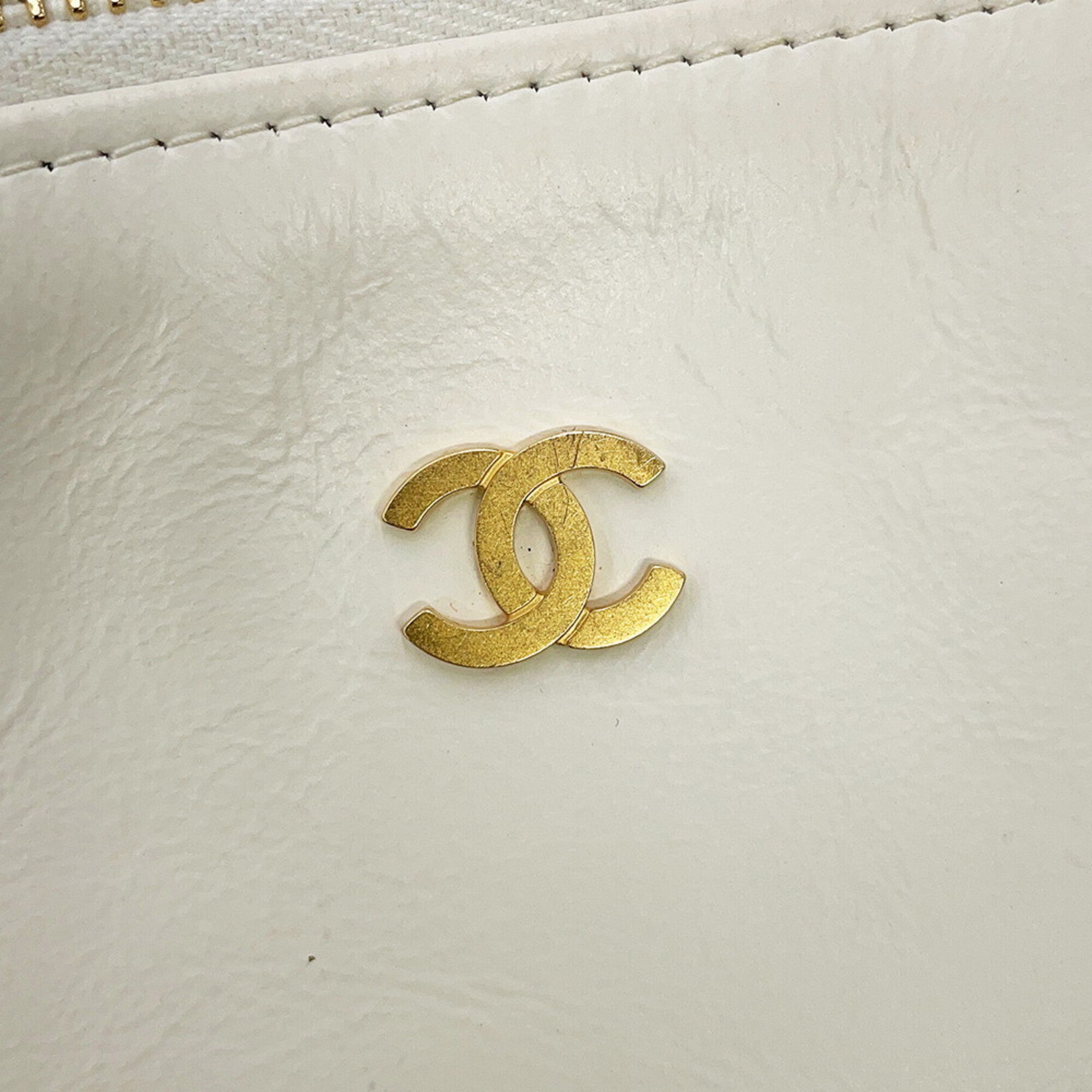 Chanel handbag CHANEL22 Matelassé Small Shiny Calf Leather AS3260 CHANEL White for women — Like New