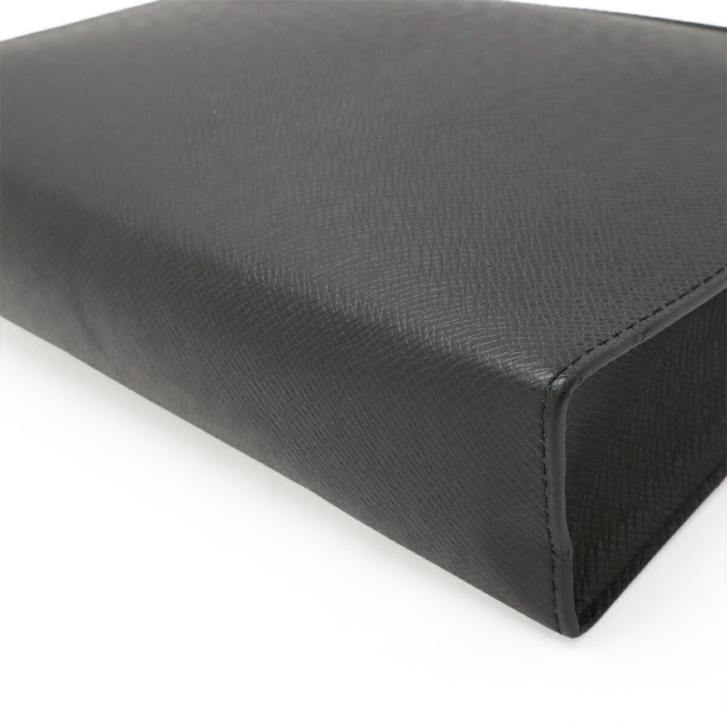 LOUIS VUITTON Taiga Pochette Voyage MM Second Bag/Clutch Bag in Calfskin Leather, Noir Black, M30547