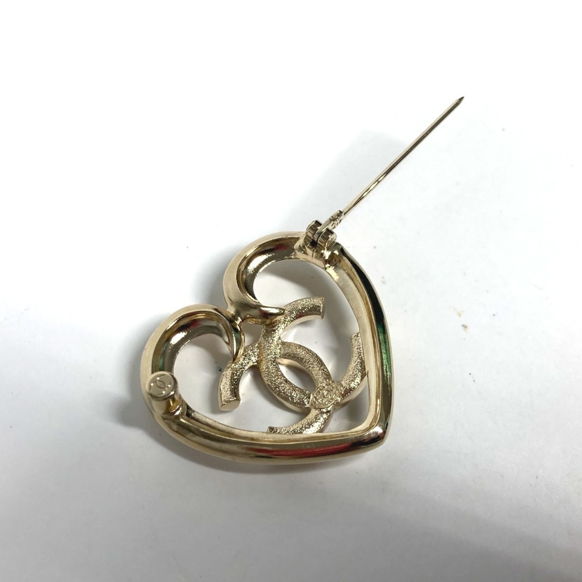 CHANEL P23C CC Coco Mark Heart Rhinestone Brooch Metal Women's Gold G-240725-34 — New - Store Return