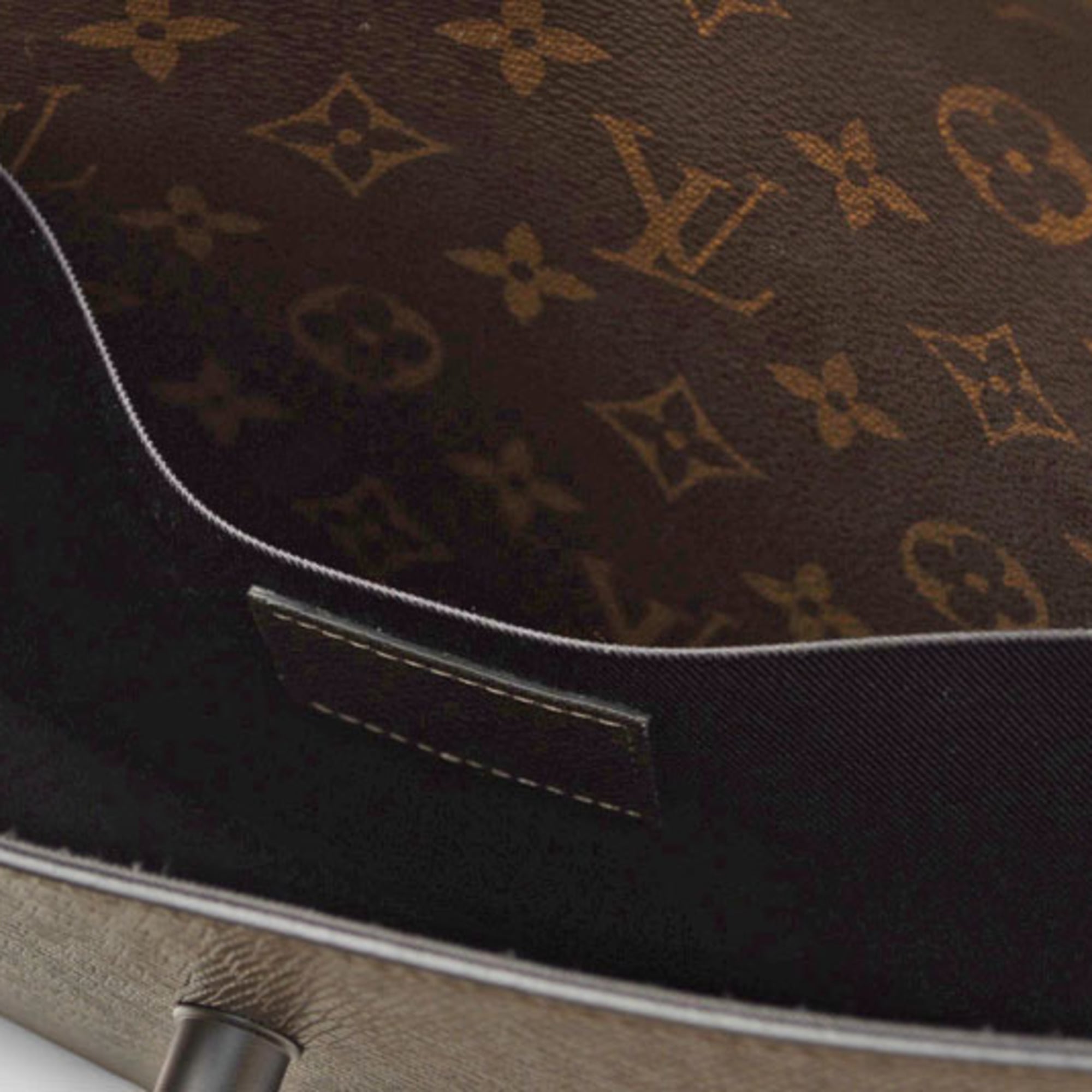 Louis Vuitton Second Bag Clutch LOUIS VUITTON Pochette Steamer Monogram Taiga Khaki M30583 — Like New