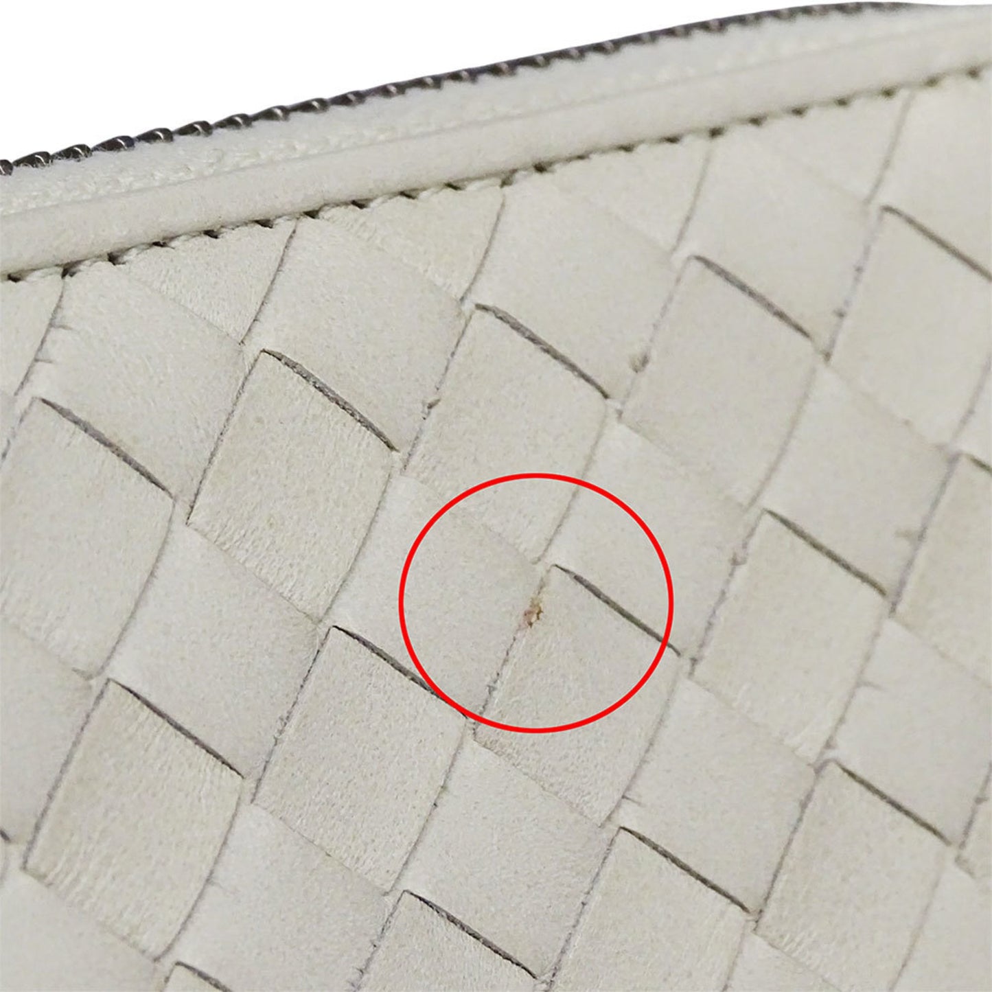 Bottega Veneta wallets for men and women, branded intrecciato leather coin cases, white with a round zipper woven purse.