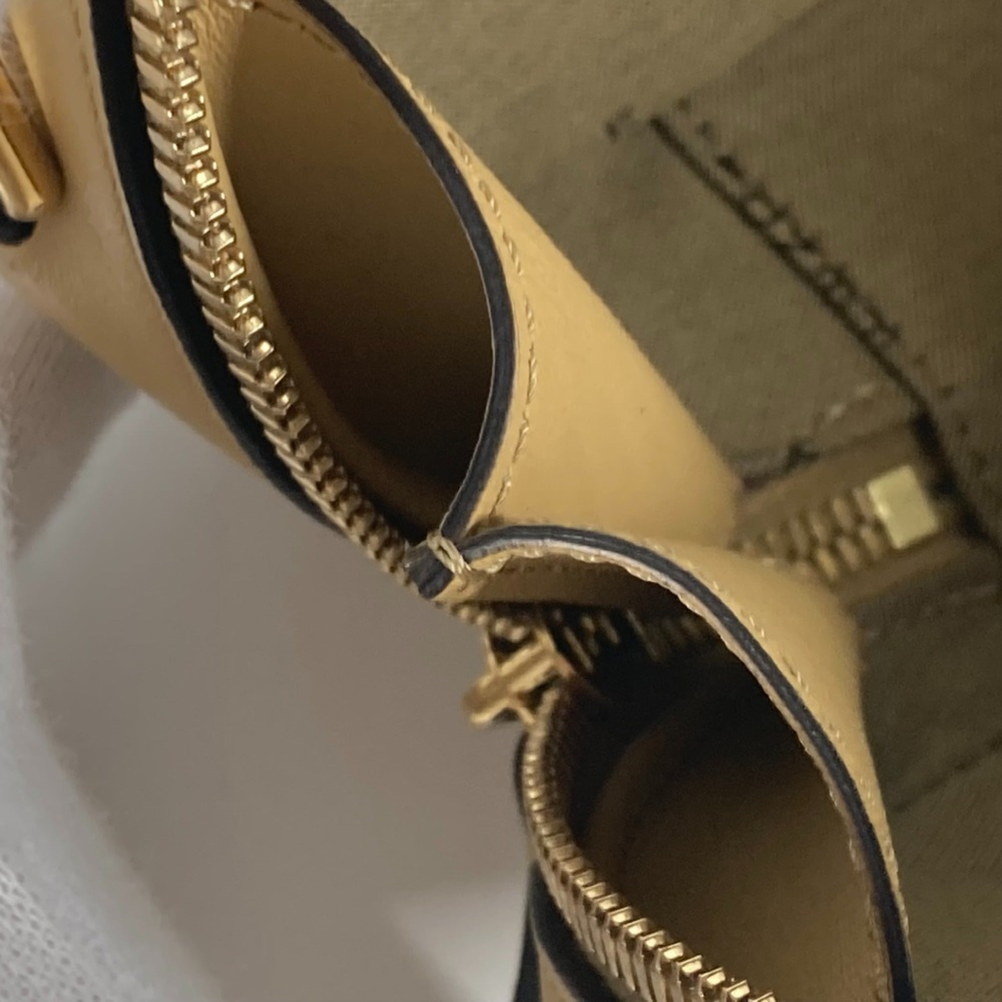 FENDI 8BS058 Pochette Camera Case Small Orlock MINI CAMERA CASE Bag Handbag Shoulder Leather Women's Beige — New - Store Return