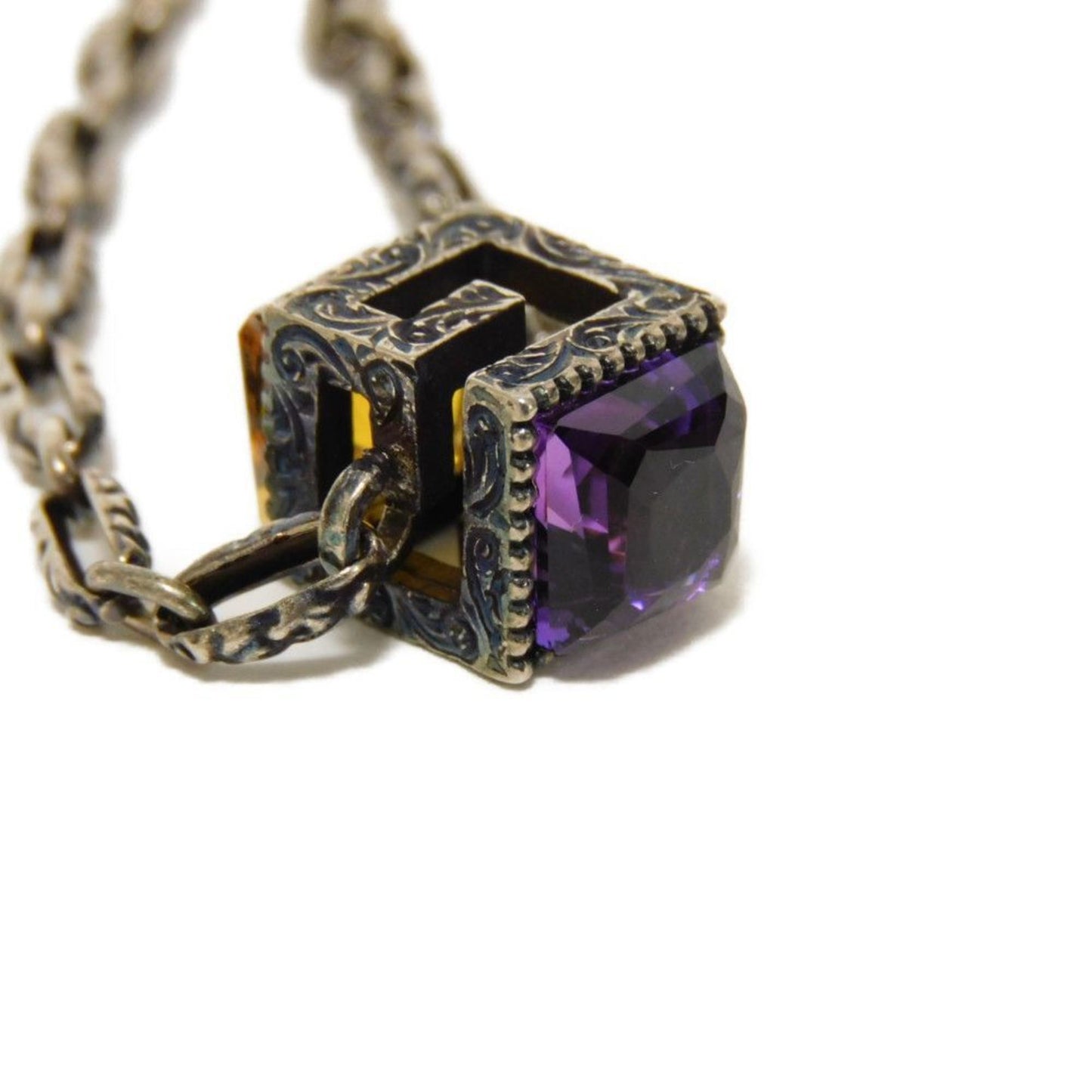 Gucci G Cube Crystal 17 Square Bracelet with Smoked Finish, Rhinestones, and Arabesque Design in Ag925 (550888 J7863 8192) for Women