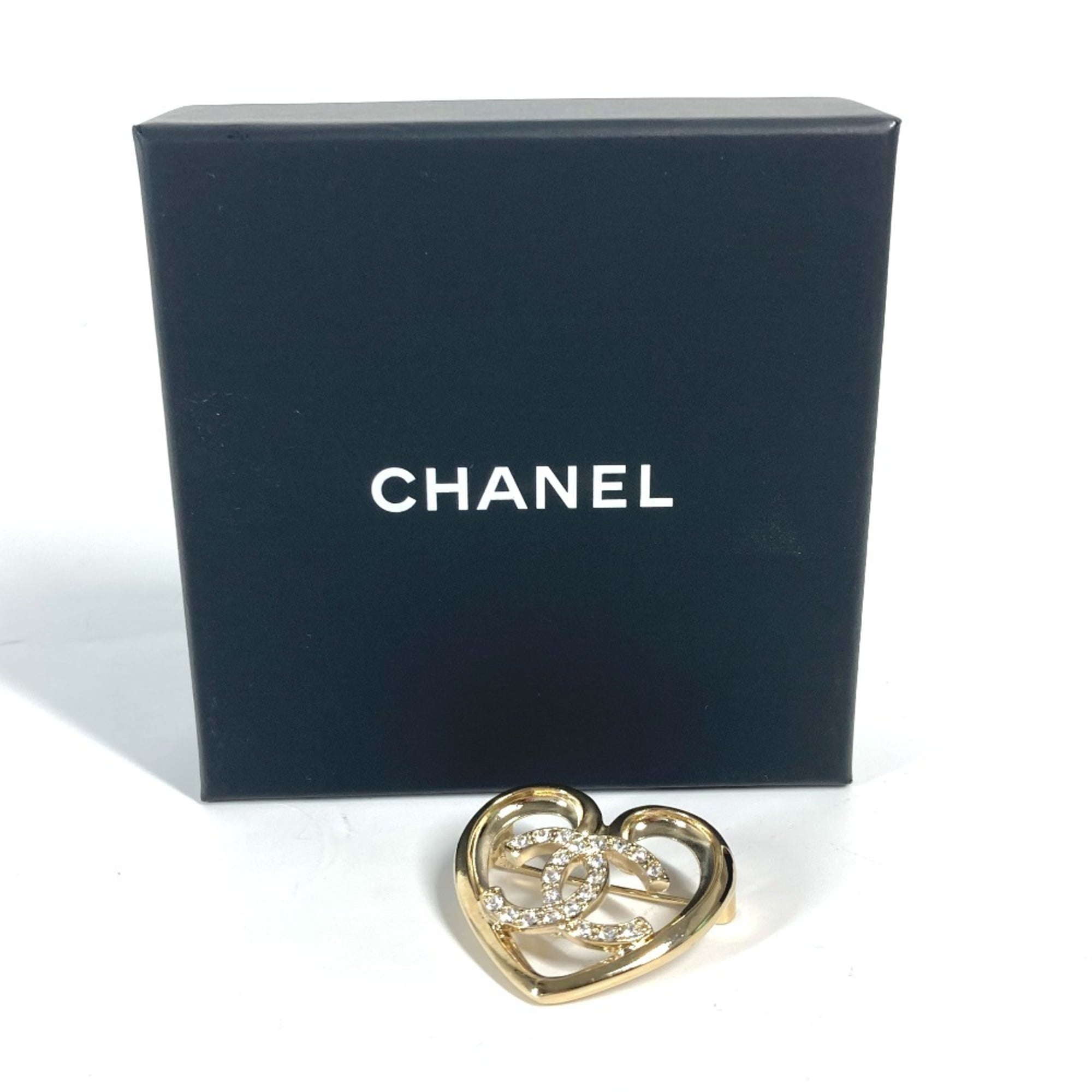 CHANEL P23C CC Coco Mark Heart Rhinestone Brooch Metal Women's Gold G-240725-34 — New - Store Return