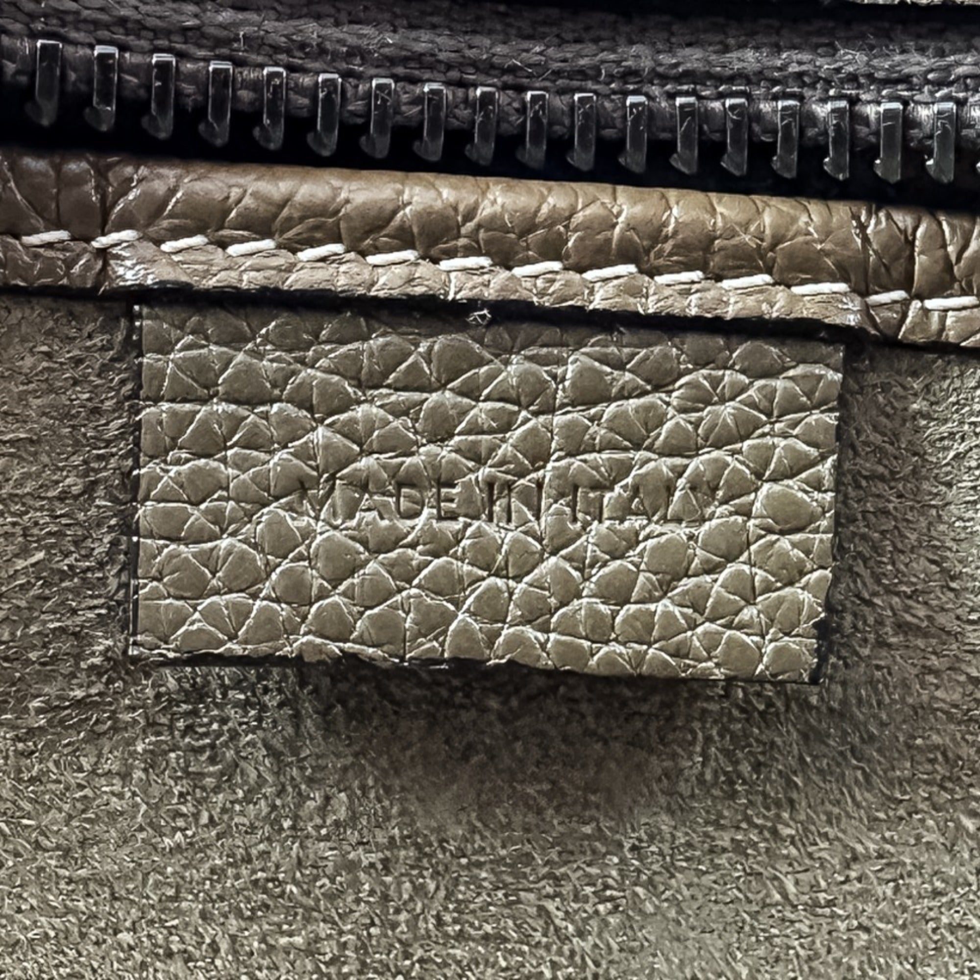 Excellent condition Celine Luggage Nano Shopper 2-way bag in brown. Women's. Luxs Pre-owned Brand — Like New