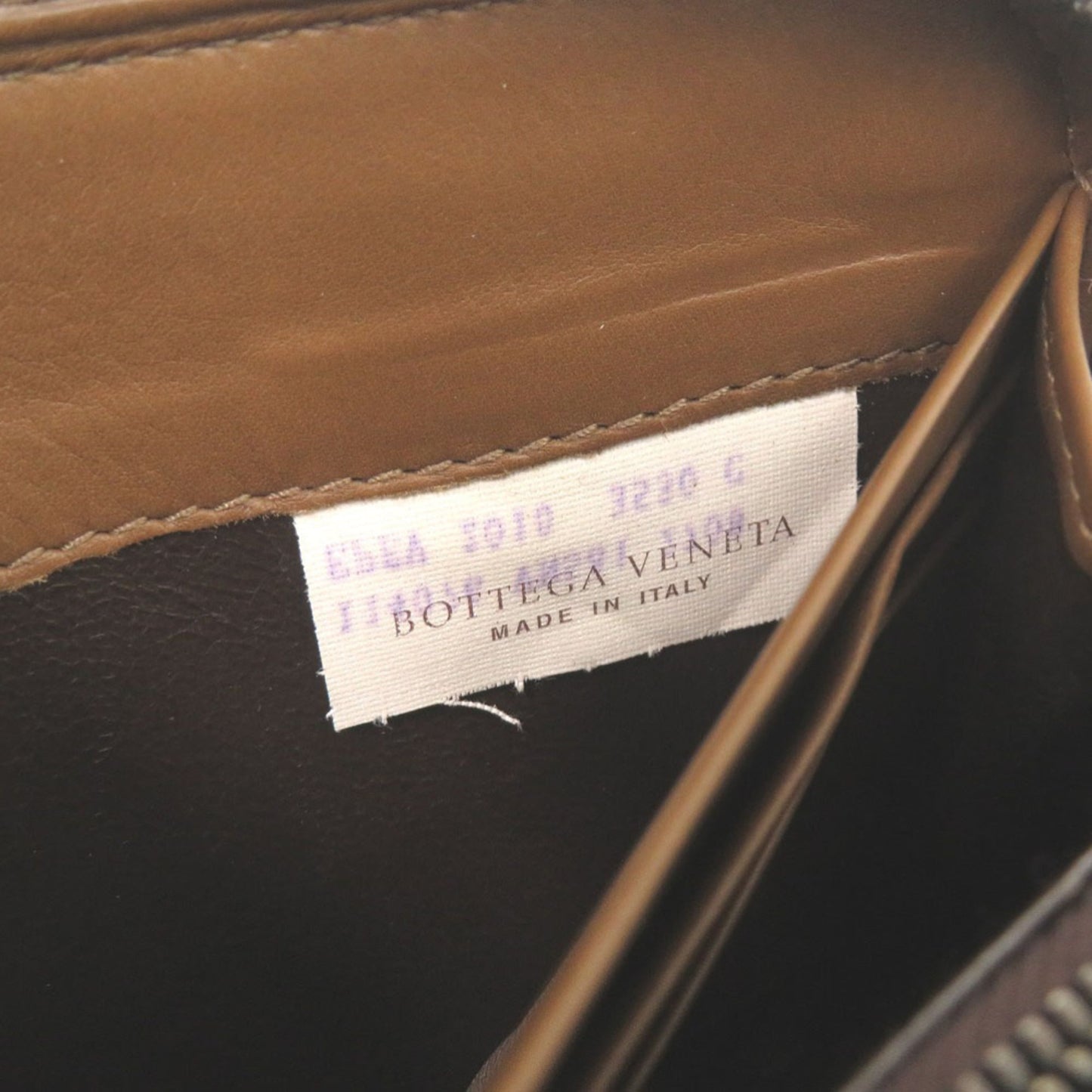 Excellent condition Bottega Veneta Intrecciato leather brown round zipper long wallet, 1467 BOTTEGAVENETA