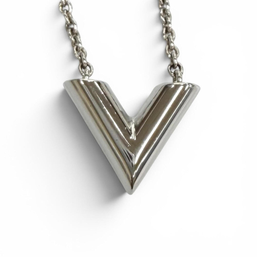LOUIS VUITTON M63197 Necklace Essential V Circle Logo Motif Chain Silver Made in Italy Women's Comes with Box and Dust Bag — Like New