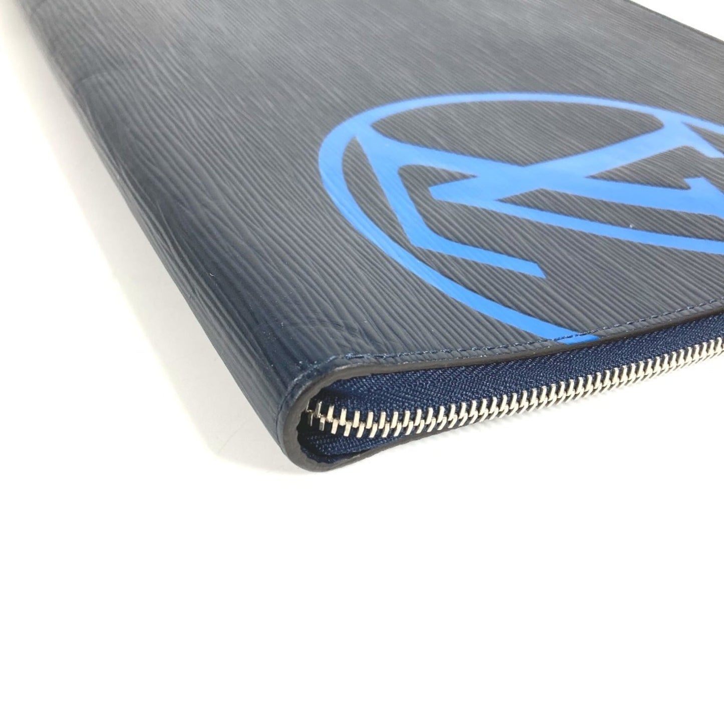 LOUIS VUITTON M68199 Epi Leather Pochette Jour GM. This GM bag features an L-shaped zipper and is a clutch in Leather. Available Blue Marine for men women.