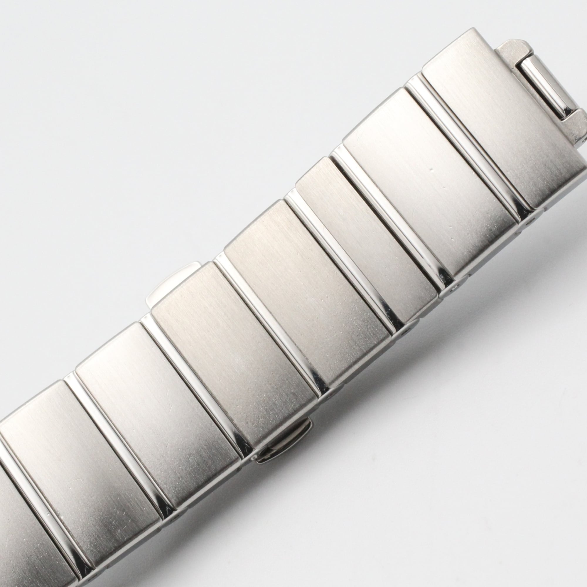 Omega Constellation watch, 18K yellow gold stainless steel, women's, white dial with mother-of-pearl case, model number 123.20.31.20.55.004 — Very Good