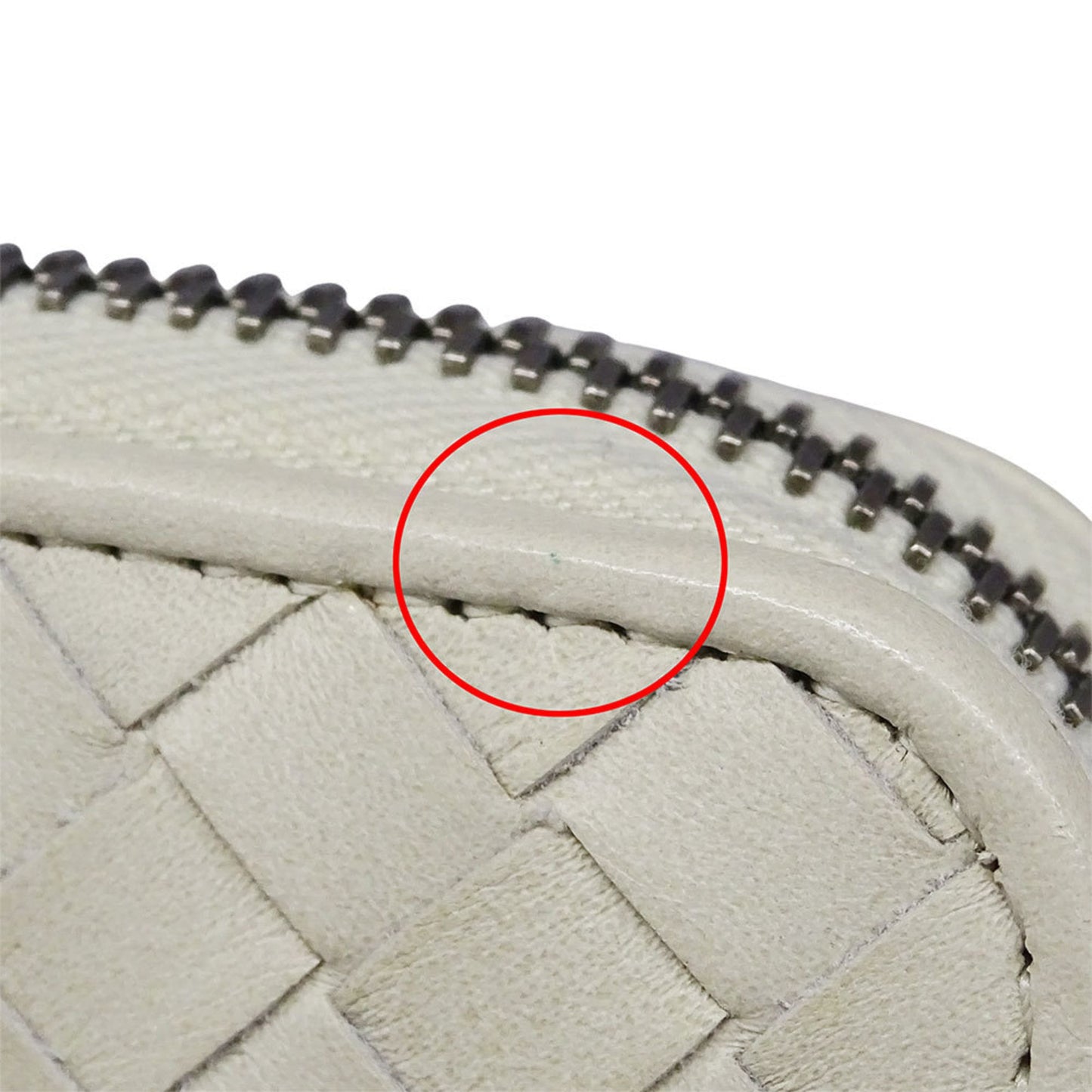 Bottega Veneta wallets for men and women, branded intrecciato leather coin cases, white with a round zipper woven purse.