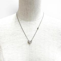 LOUIS VUITTON M63197 Necklace Essential V Circle Logo Motif Chain Silver Made in Italy Women's Comes with Box and Dust Bag — Like New