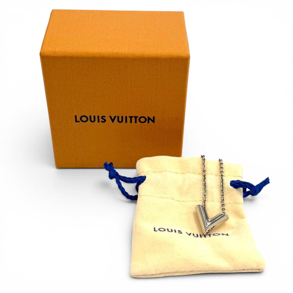 LOUIS VUITTON M63197 Necklace Essential V Circle Logo Motif Chain Silver Made in Italy Women's Comes with Box and Dust Bag — Like New