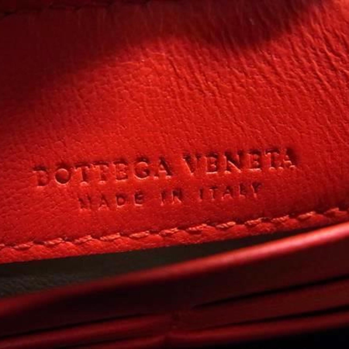 BOTTEGA VENETA Intrecciato wallet in light pink and red leather. Women's L-shaped long wallet.