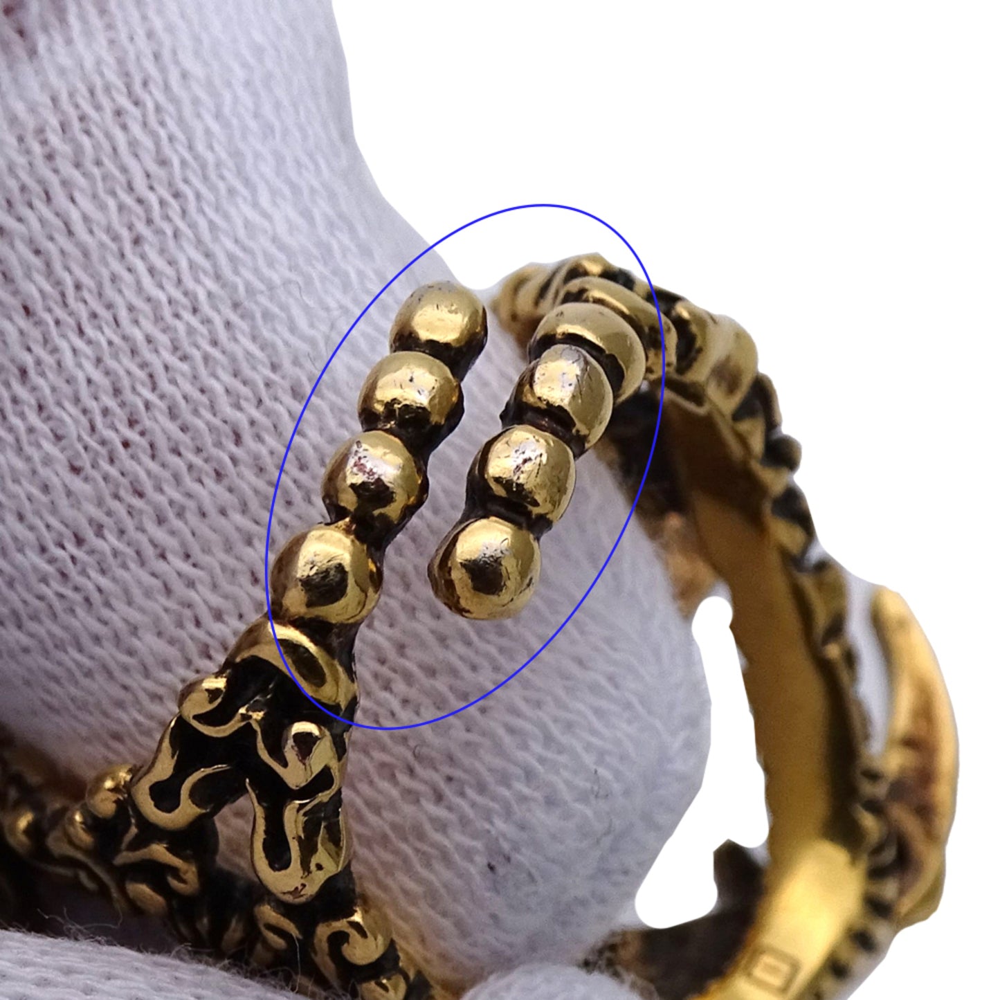 Gucci GG Marmont ring for men and women, gold, multicolored, with beaded details a vintage feel.