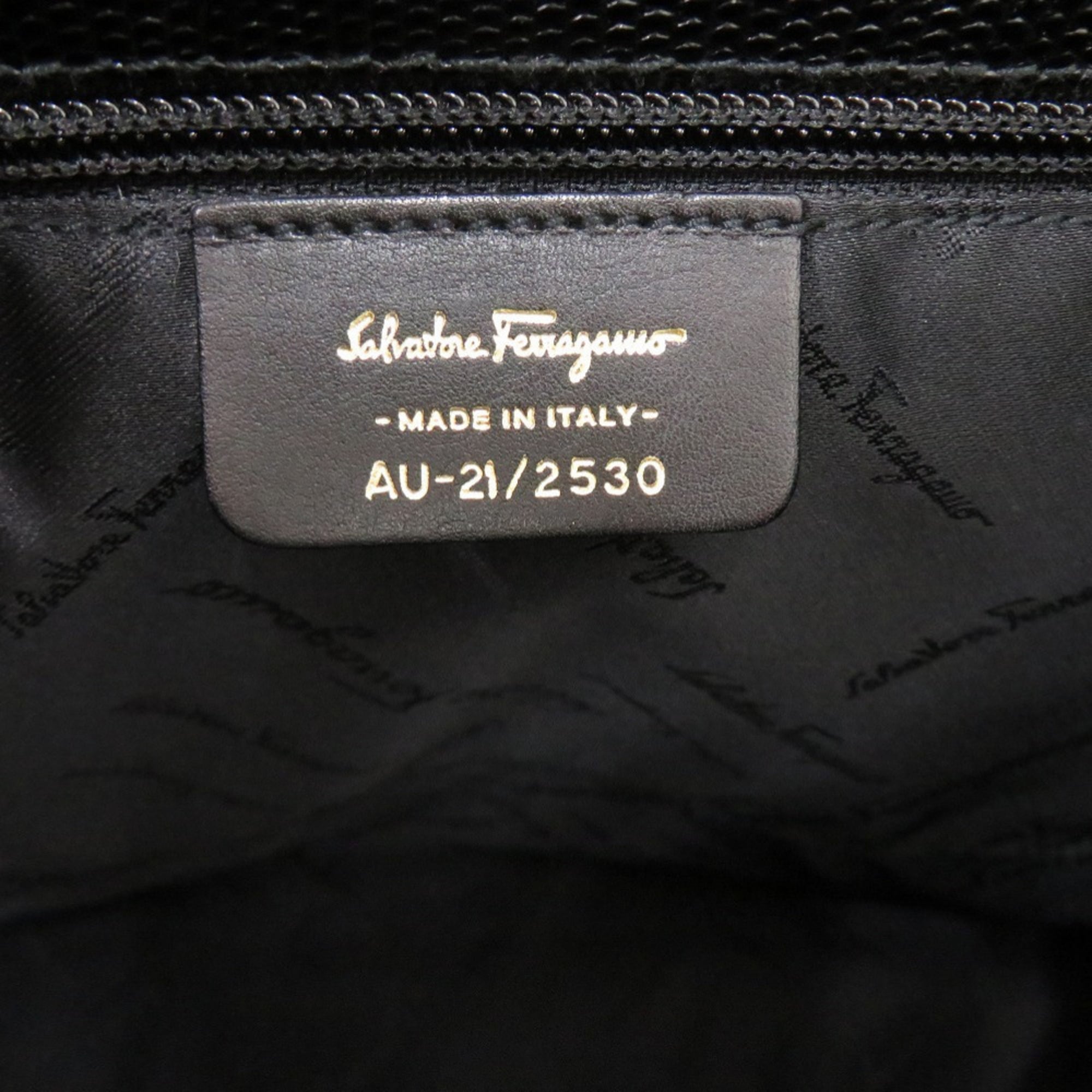 Excellent condition Salvatore Ferragamo Vara Ribbon AU 21 2530 tote bag in black leather with gold hardware. 1237