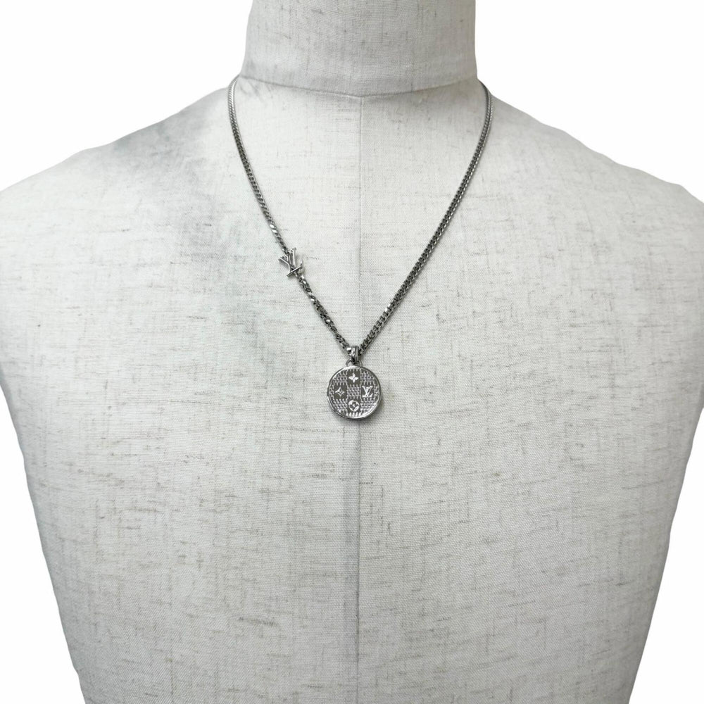 LOUIS VUITTON (Louis Vuitton) 2025 model M02446 Damier Staple Pendant Necklace, Silver, Made in Italy, Men's, with Box and Dust Bag — Like New