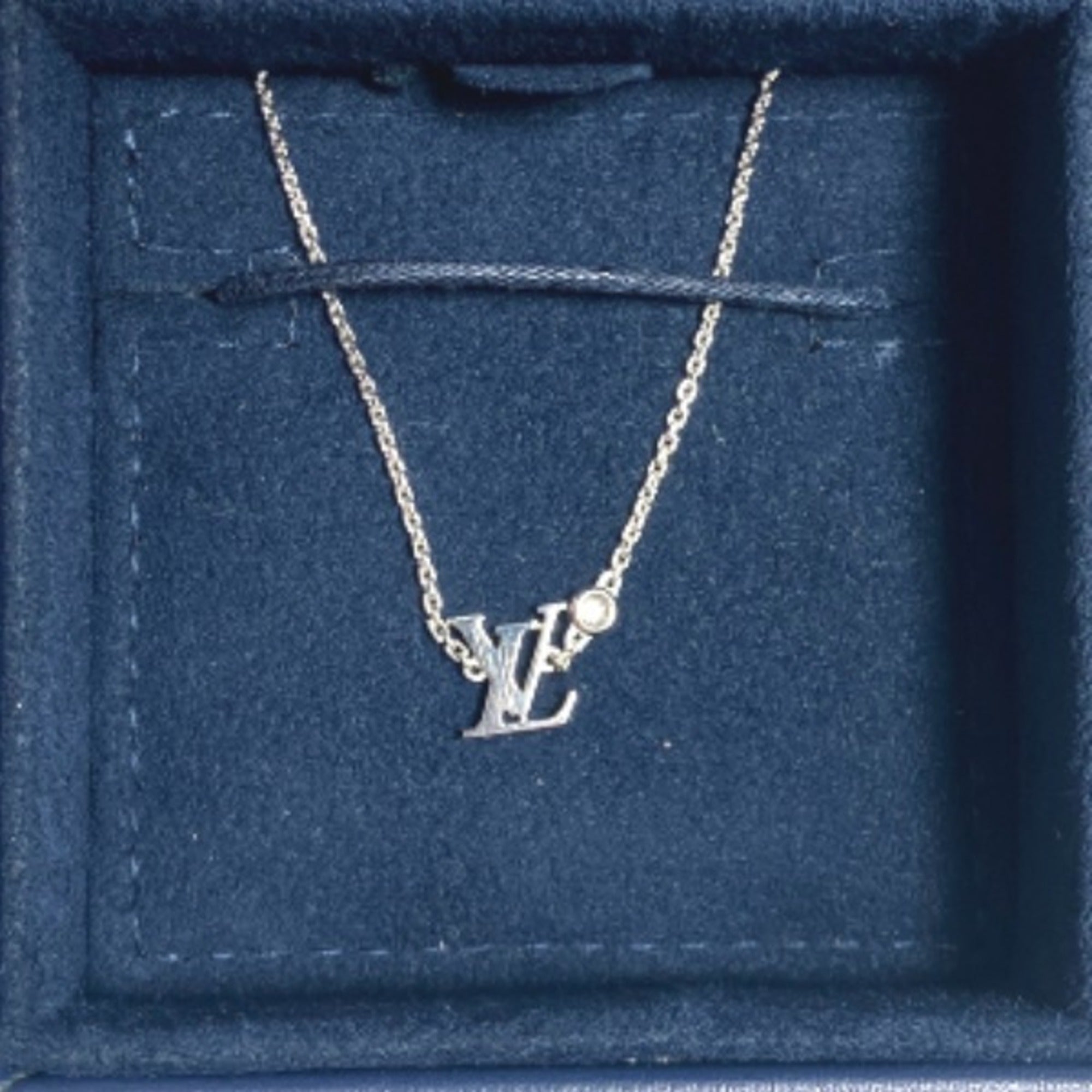 LOUIS VUITTON Pendantiff Ideal Blossom LV White Gold x Diamond 750WG Q93653 Silver Necklace — Like New