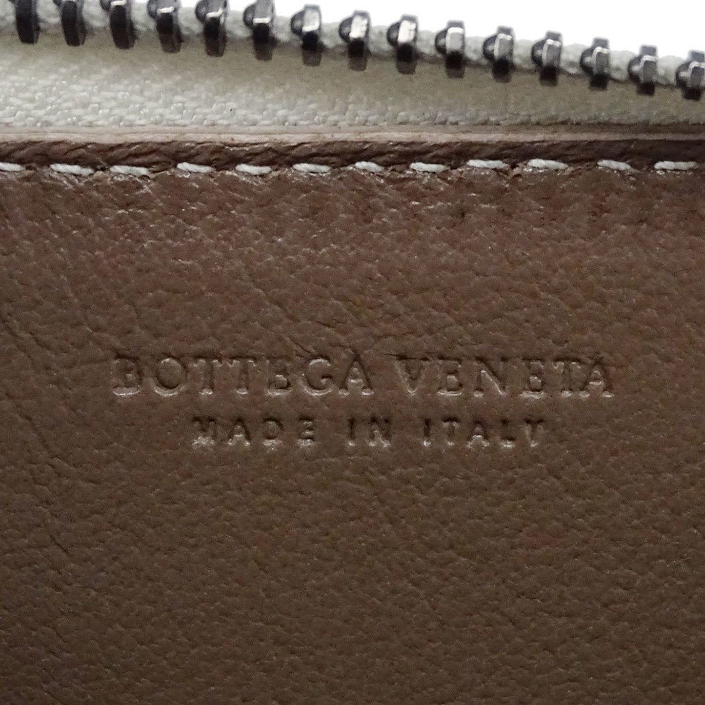 Bottega Veneta wallets for men and women, branded intrecciato leather coin cases, white with a round zipper woven purse.