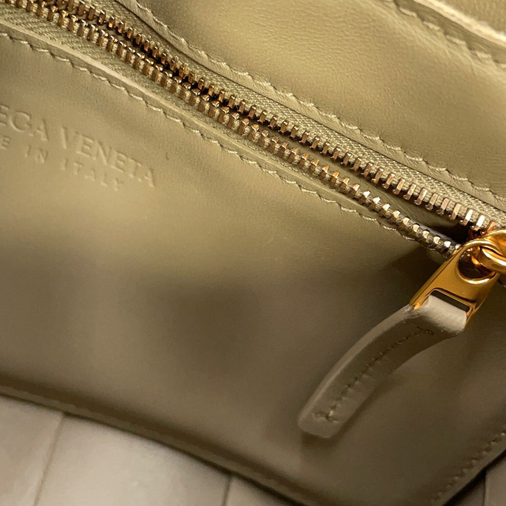 Bottega Veneta Shoulder Bag Intrecciato Cassette Leather 666870 BOTTEGA VENETA Handbag — Like New