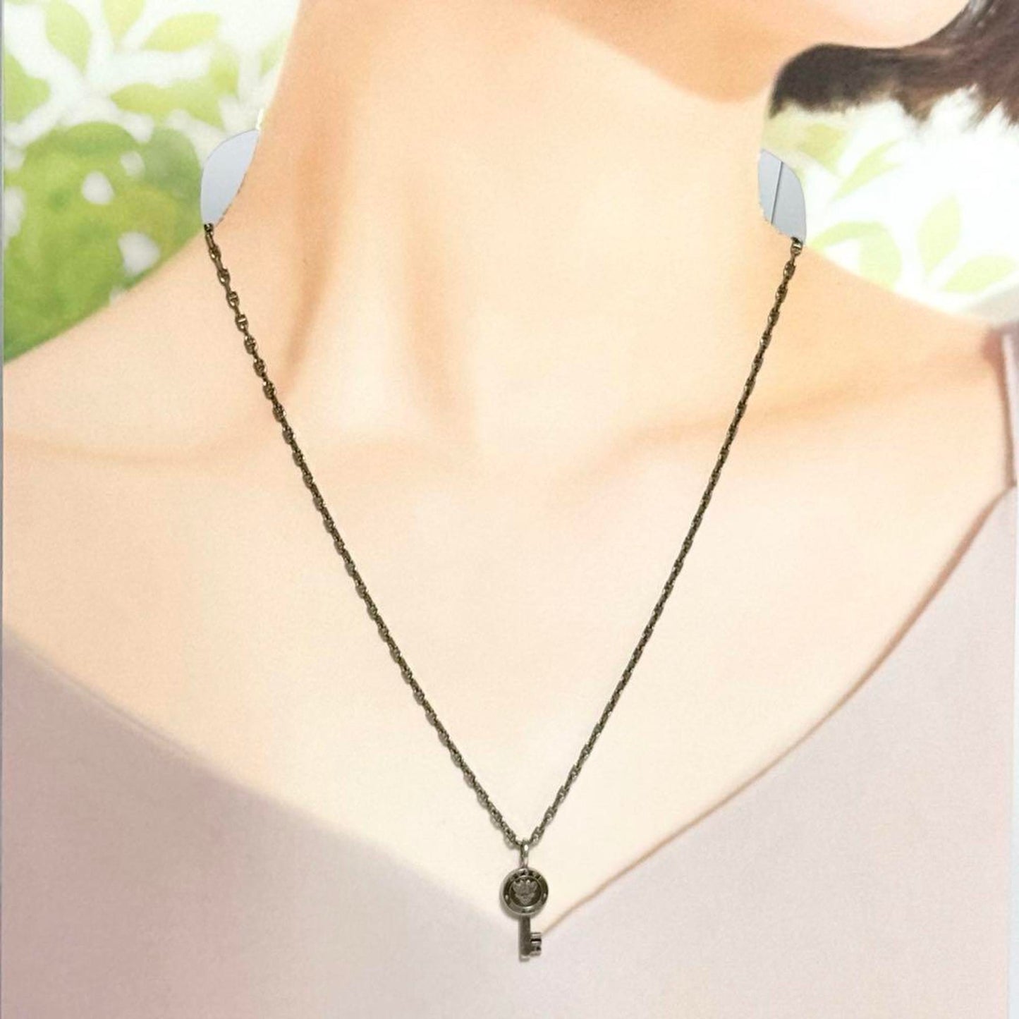 Gucci Men's Women's Crest Key Pendant Necklace 925