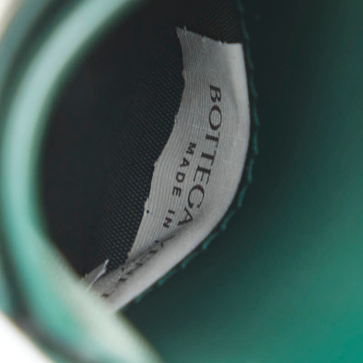 Bottega Veneta Maxi Intrecciato Cassette Bi-fold Wallet in Emerald Green Leather for Women