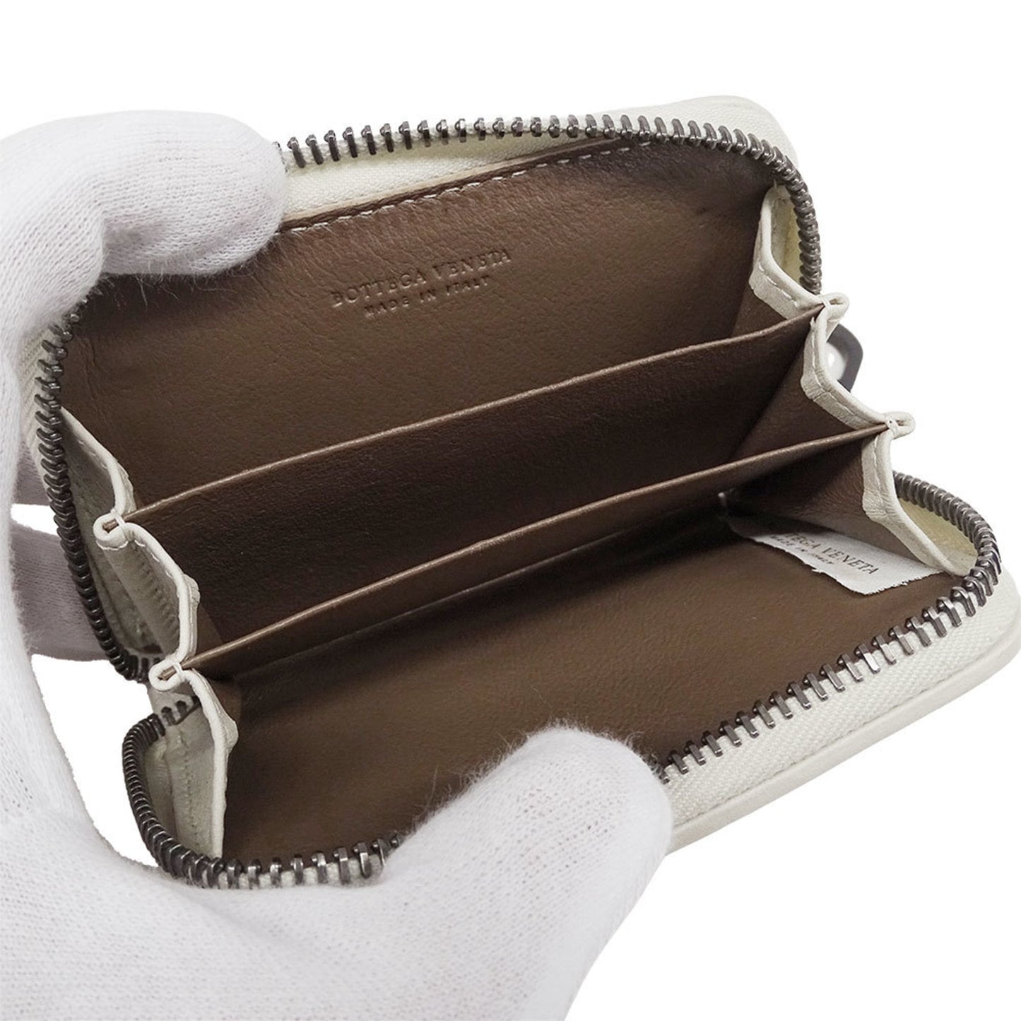 Bottega Veneta wallets for men and women, branded intrecciato leather coin cases, white with a round zipper woven purse.