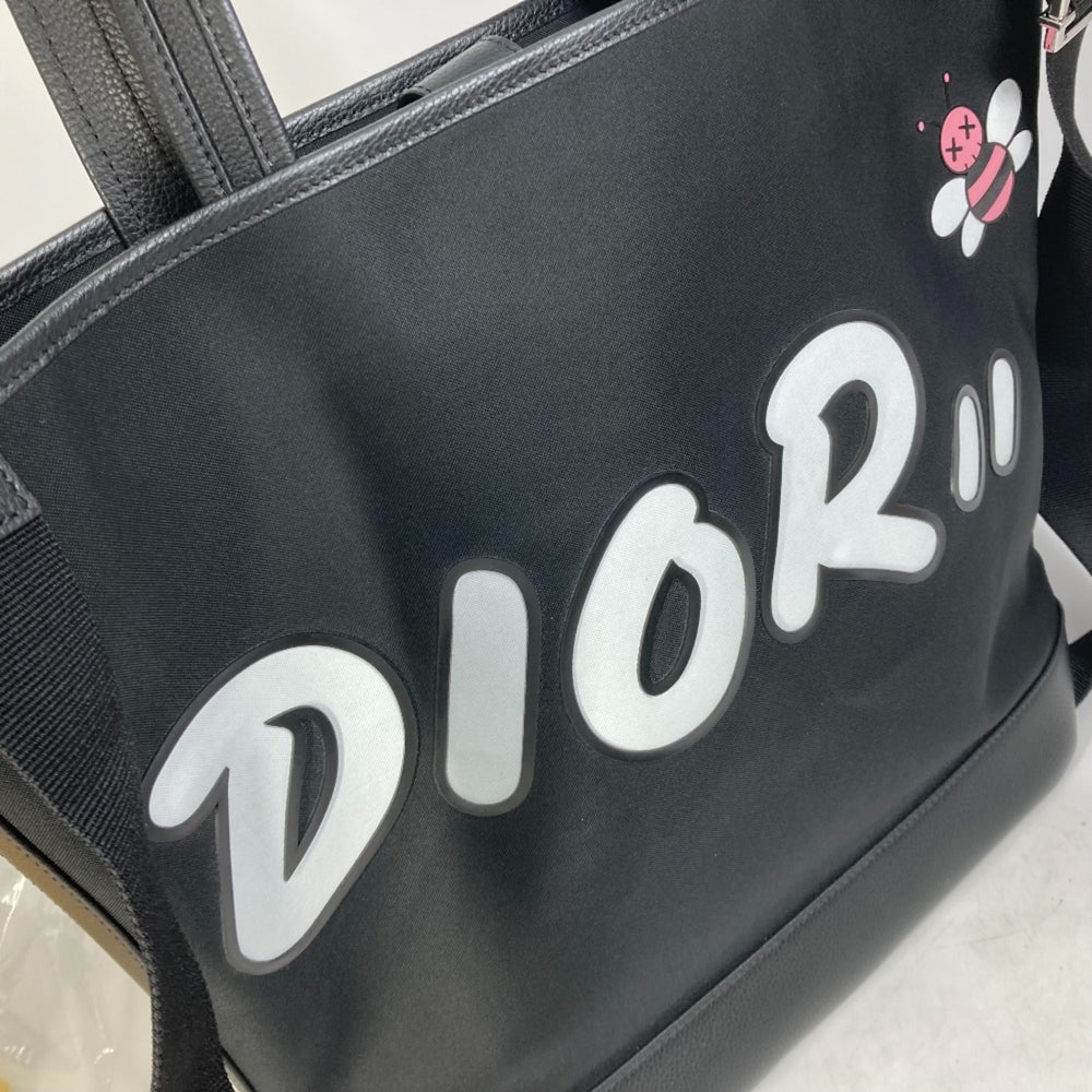 CHRISTIAN DIOR-Om KAWS collaboration Japan limited Crossbody 2WAY Bag Shoulder Bag Tote Bag Black Pink x White — Like New