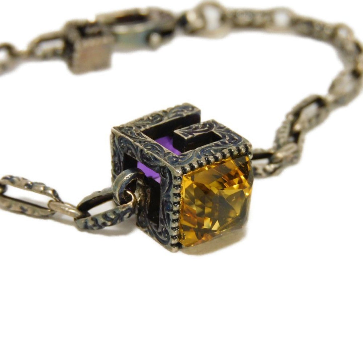 Gucci G Cube Crystal 17 Square Bracelet with Smoked Finish, Rhinestones, and Arabesque Design in Ag925 (550888 J7863 8192) for Women