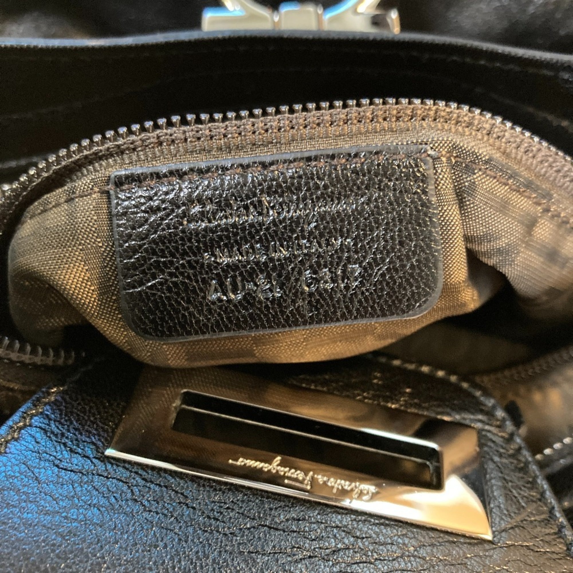 Salvatore Ferragamo Marissa Gancini Hardware Leather Handbag AU-21 6317 Black Women's — Like New
