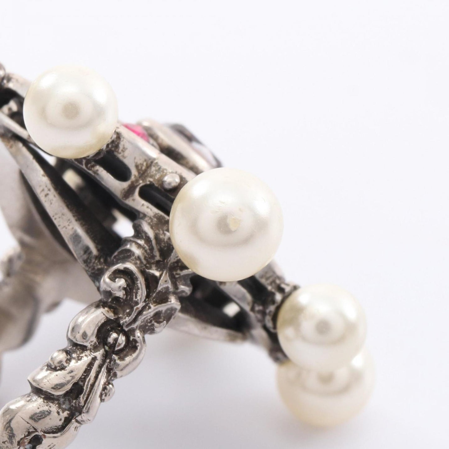 Gucci rings and jewelry in stainless steel with faux pearls rhinestones for women silver, white, pink.