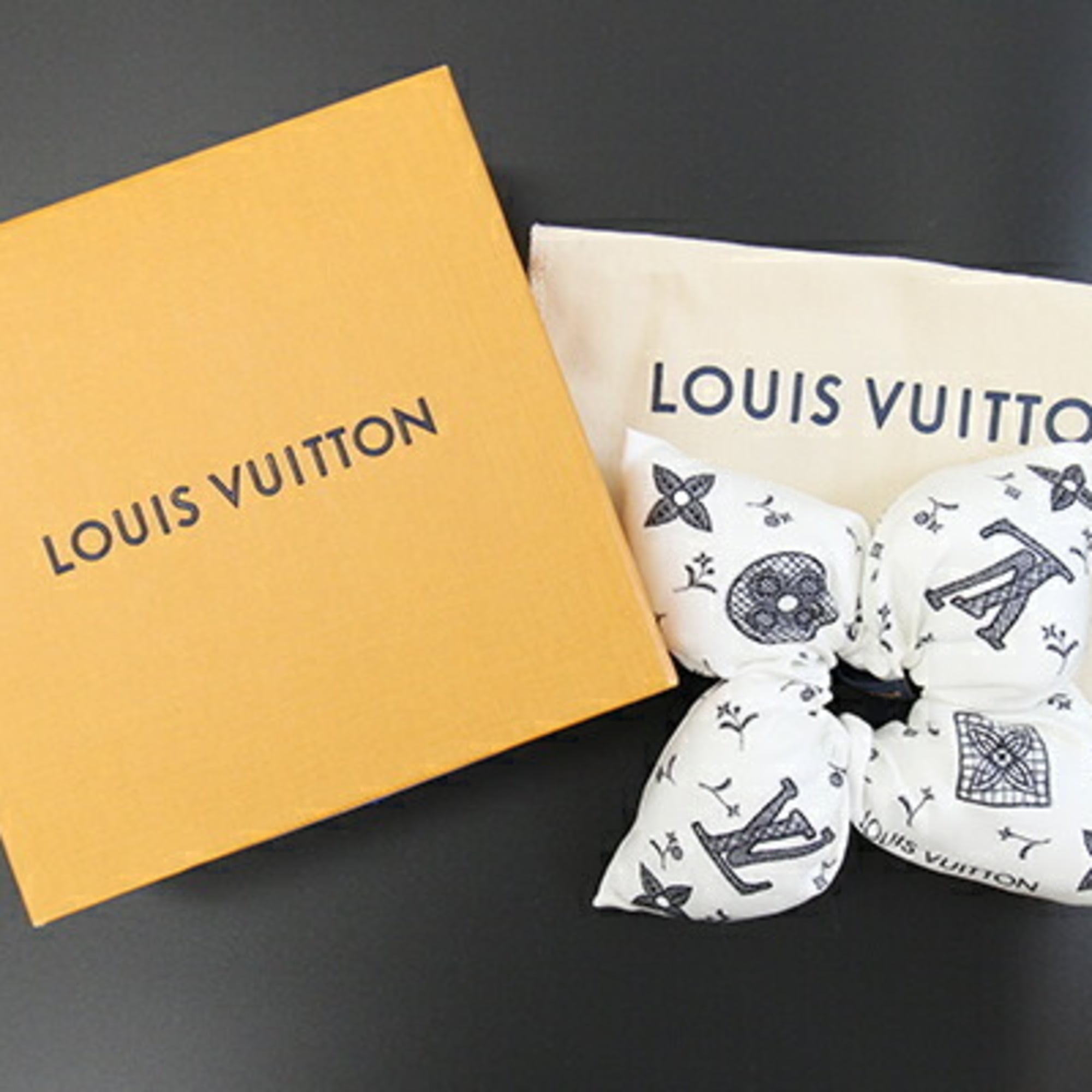 Louis Vuitton Fleur Piqué Scrunchie M96838 White 100% Silk Hair Clip LV Women's LOUIS VUITTON — Like New