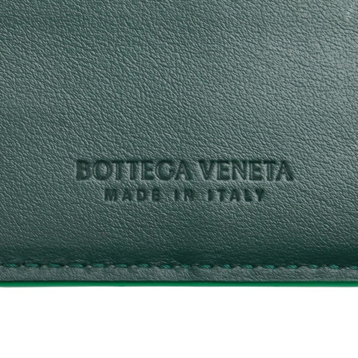 Bottega Veneta Maxi Intrecciato Cassette Bi-fold Wallet in Emerald Green Leather for Women