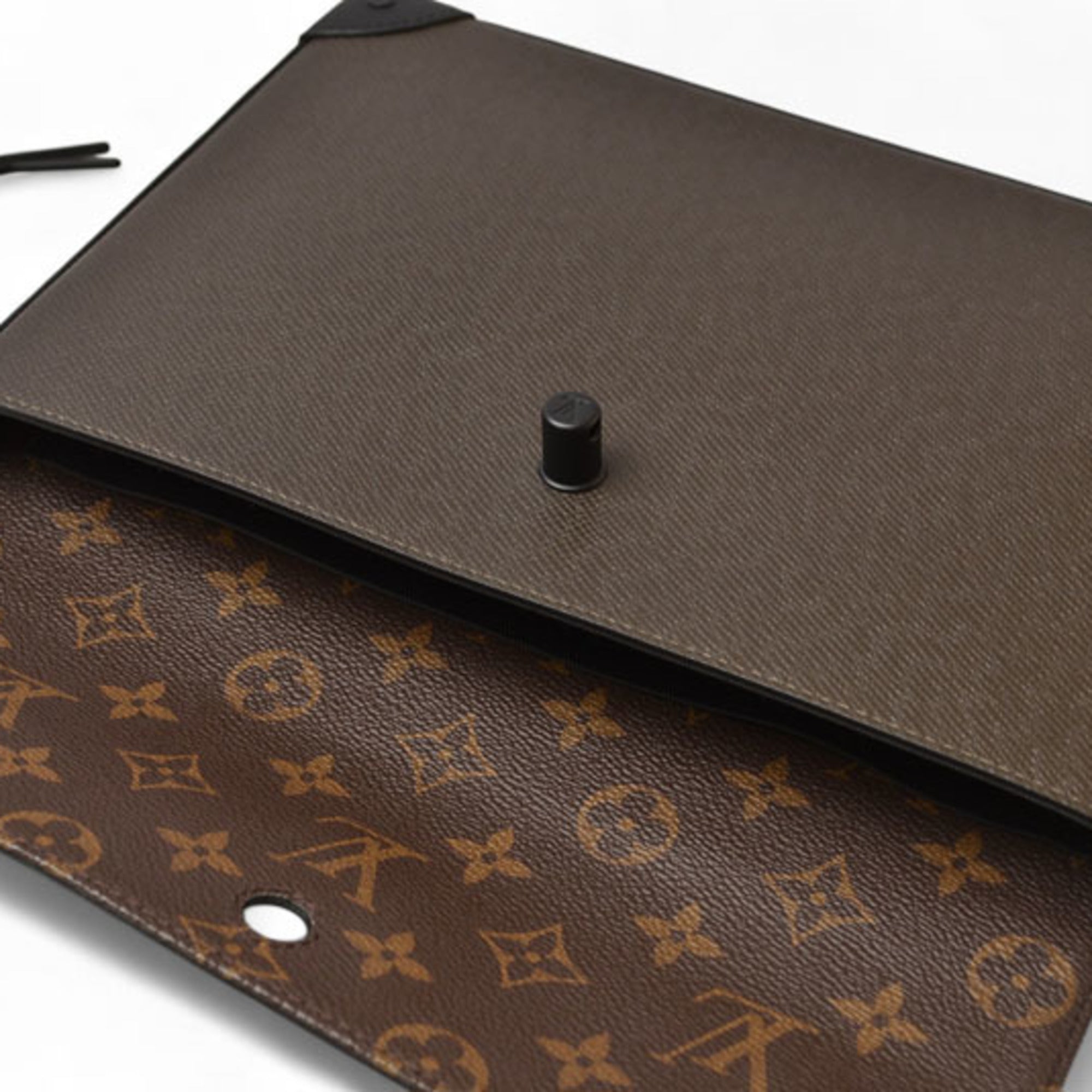 Louis Vuitton Second Bag Clutch LOUIS VUITTON Pochette Steamer Monogram Taiga Khaki M30583 — Like New