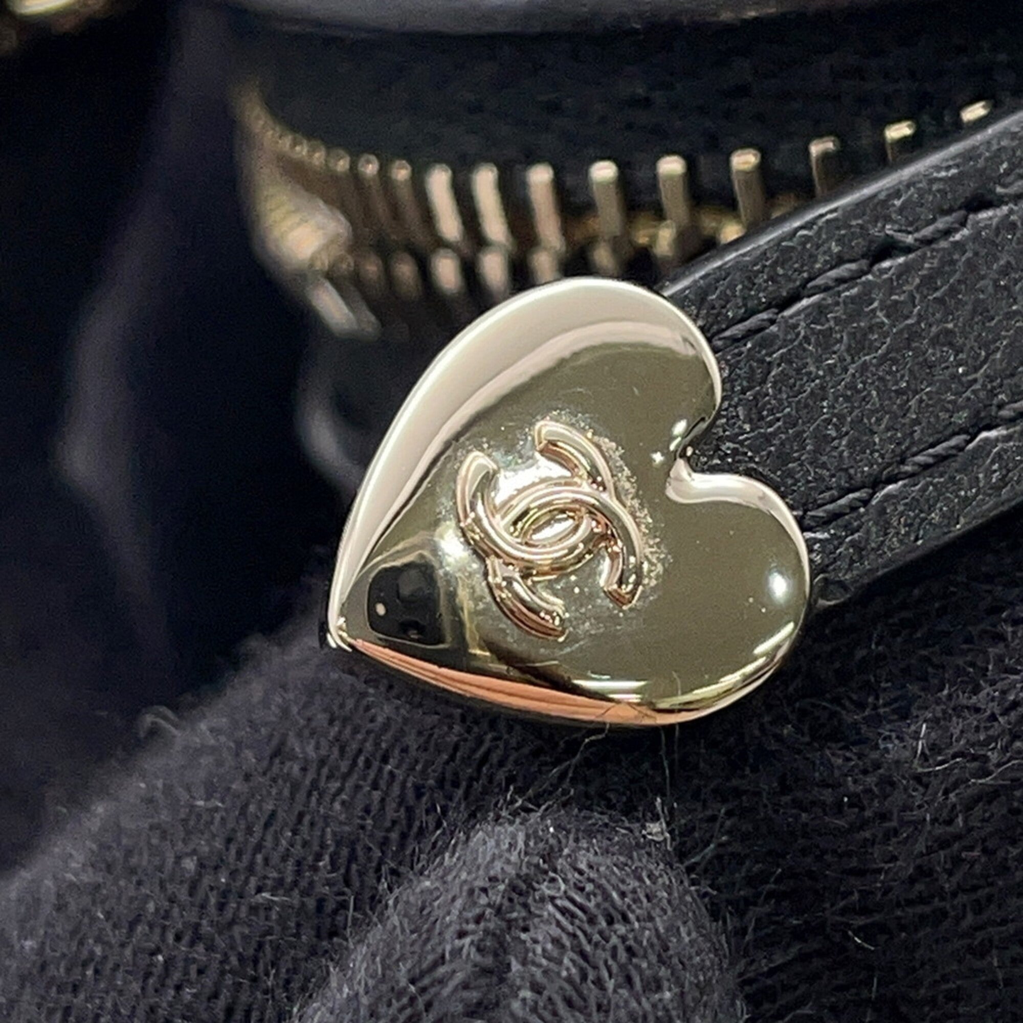 Chanel accessory bag charm, Matelassé heart mini lambskin AP4838, black. handbag pouch — Like New