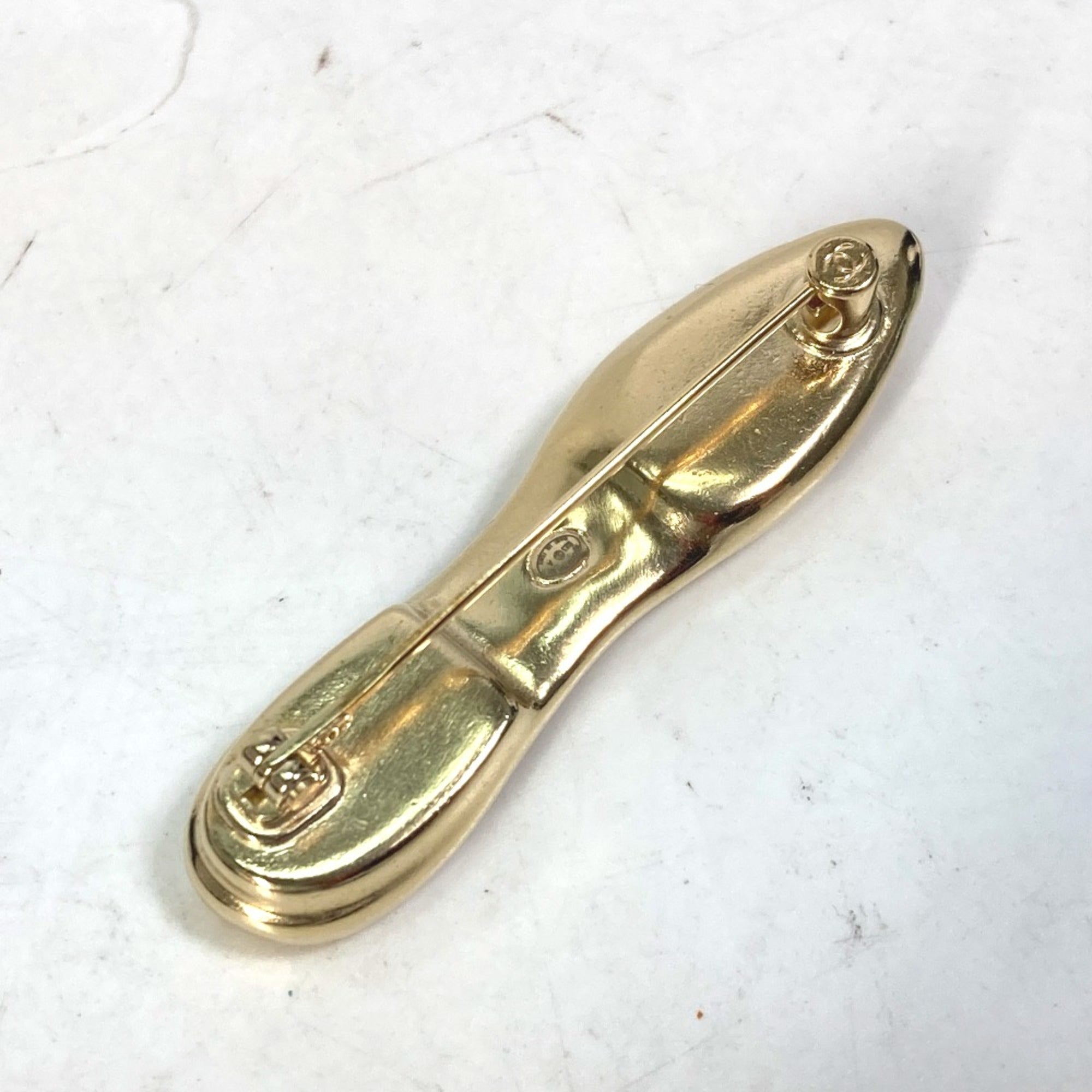 Chanel pumps motif B23A accessories Brooch Gold — Like New