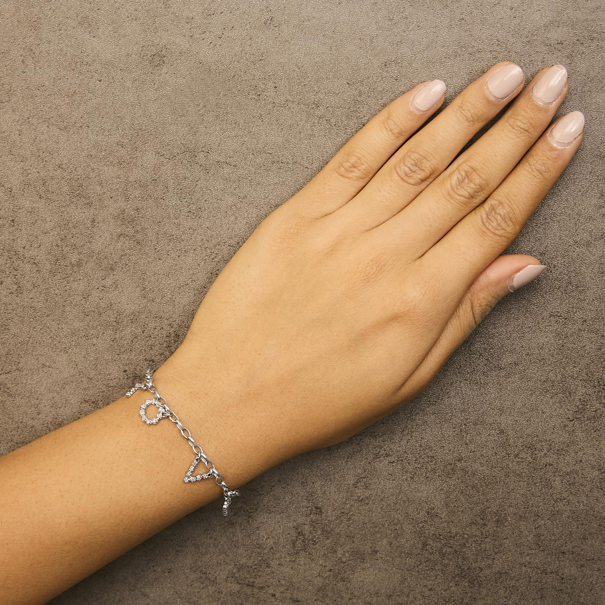 10k White Gold 1/6 Cttw Diamond "Love" Charm Cable Chain Bracelet (H-I Color, I1-I2 Clarity) - 7"